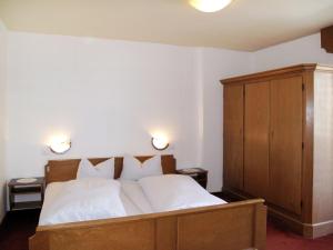 Кровать или кровати в номере Apartment Haupthaus Schönblick - SVH121 by Interhome