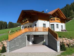 une maison avec un balcon au-dessus dans l'établissement Apartment Spieglhof-2 by Interhome, à Sarentino