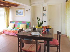 PiaggioriにあるHoliday Home Teresa by Interhomeのリビングルーム(テーブル、ソファ付)