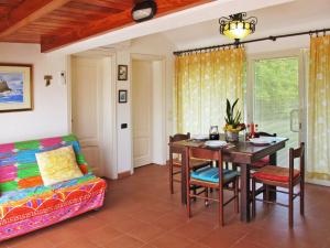 ein Esszimmer mit einem Tisch und einem Sofa in der Unterkunft Holiday Home Teresa by Interhome in Piaggiori