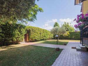 マリーナ・ディ・マッサにあるApartment Casone by Interhomeの煉瓦造りの通路付きの庭園