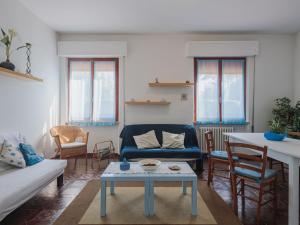 マリーナ・ディ・マッサにあるApartment Casone by Interhomeのリビングルーム(青いソファ、テーブル付)