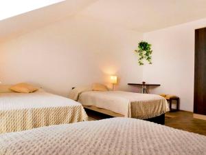 un dormitorio con 2 camas y una mesa con una planta en la pared en Apartment Królowej Jadwigi by Interhome, en Cracovia
