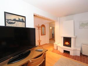 un soggiorno con grande TV e camino di Apartment Hagele by Interhome a Flaurling