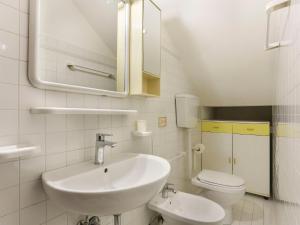 A bathroom at Holiday Home Agrumi by Interhome