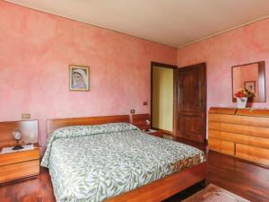 A bed or beds in a room at Holiday Home Agrumi by Interhome