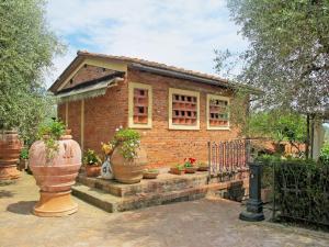 A garden outside Holiday Home Borgo della Limonaia-4 by Interhome