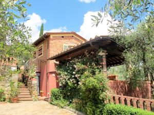 A garden outside Holiday Home Borgo della Limonaia-4 by Interhome