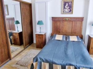1 dormitorio con cama y espejo grande en Apartment Rynek Starego Miasta by Interhome, en Varsovia