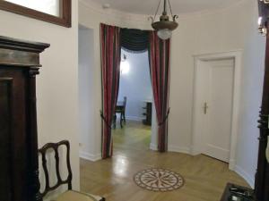 una sala de estar con una puerta con cortinas y una mesa en Apartment Rynek Starego Miasta by Interhome, en Varsovia