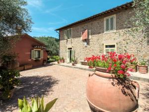 A garden outside Holiday Home Borgo della Limonaia-4 by Interhome