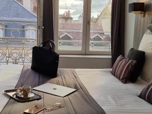 een hotelkamer met een bed en een raam bij City Loft Apparthotel in Dijon