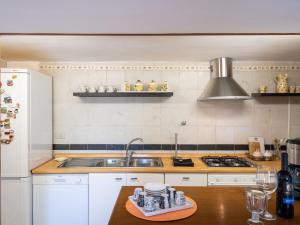 Kuchyňa alebo kuchynka v ubytovaní Holiday Home Cadellura by Interhome