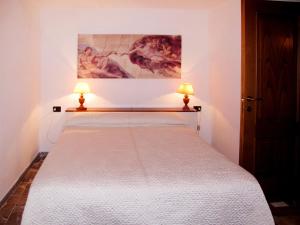 Un dormitorio con una cama con dos lámparas encima. en Holiday Home Capella by Interhome, en Linari