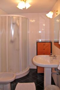 ein Bad mit einer Dusche und einem Waschbecken in der Unterkunft Holiday Home Capella by Interhome in Linari