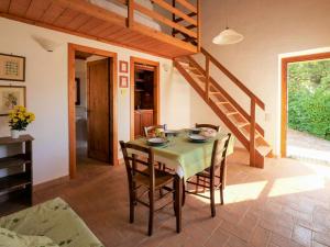 BoccheggianoにあるHoliday Home Scopi by Interhomeのダイニングルーム(テーブル、階段付)
