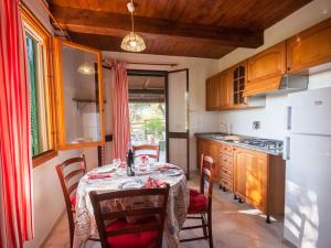 カポリーヴェリにあるHoliday Home Piccola Oasi-6 by Interhomeのキッチン(テーブル、椅子付)、キッチン(冷蔵庫付)