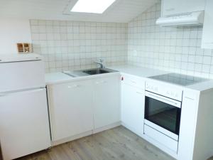オヴロナにあるApartment Tourbillon A 31 by Interhomeの白いキッチン(シンク、食器洗い機付)