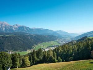 Blick auf ein Tal von einem Berg aus in der Unterkunft Apartment Rubin - SLD600 by Interhome in Schladming