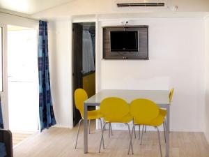 ムラヴェーラにあるHoliday Home 4 Mori- Deluxe - MUV105 by Interhomeのダイニングルーム(テーブル、黄色い椅子付)