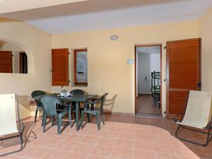ムラヴェーラにあるApartment 4 Mori- Residence - MUV101 by Interhomeのダイニングルーム(テーブル、椅子付)