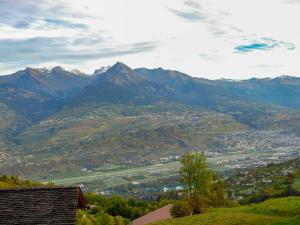 uitzicht op een vallei met bergen op de achtergrond bij Chalet Chalet Enfin by Interhome in Nendaz