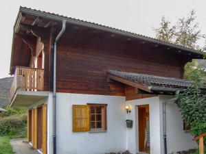 een huis met een veranda en een balkon bij Chalet Chalet Enfin by Interhome in Nendaz