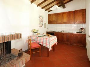 BoccheggianoにあるHoliday Home Rosa by Interhomeのキッチン(テーブル、暖炉付)