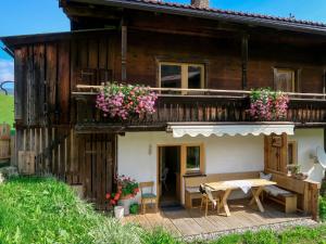 阿菲克的住宿－Holiday Home Sonnheim - WIL560 by Interhome，一座带桌子和鲜花的木屋