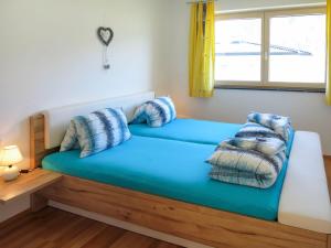 Postel nebo postele na pokoji v ubytování Apartment Zillertalblick by Interhome