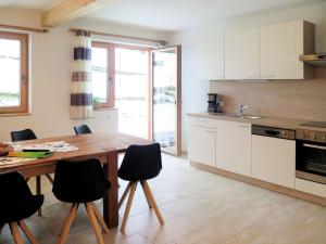 Virtuvė arba virtuvėlė apgyvendinimo įstaigoje Apartment Luxner - KAB137 by Interhome