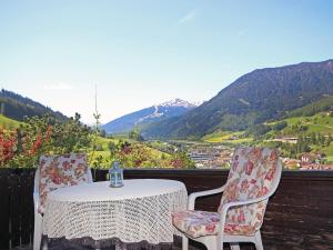 mesa y 2 sillas con vistas a la montaña en Apartment Lener-1 by Interhome en Matrei am Brenner