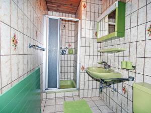 Et badeværelse på Apartment Lener-2 by Interhome