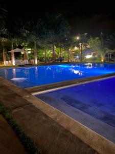 ein großer blauer Pool in der Nacht in der Unterkunft JCS SEIJAS APARTAMENT Recidence and Beach Club, 3E in Pajarito