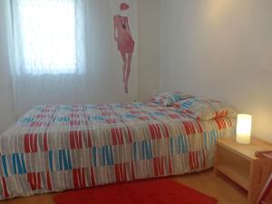 Un dormitorio con una cama con un vestido en la pared. en Holiday Home Route de Coinsin by Interhome, en Lussy-sur-Morges