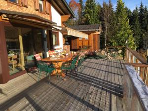 Svalir eða verönd á Chalet The Schatzie by Interhome
