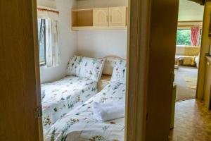 Tempat tidur dalam kamar di Tadpole Retreat at Lower Fields Farm