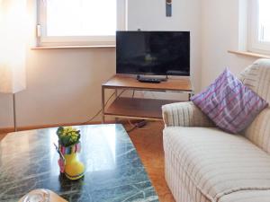 uma sala de estar com duas cadeiras e uma mesa com uma televisão em Apartment Bless by Interhome em Schutterzell
