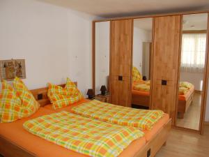 Katil atau katil-katil dalam bilik di Holiday Home Krechen Alm by Interhome