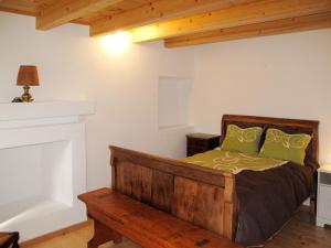 una camera con letto in legno e camino di Holiday Home Rustico De Leoni by Interhome a Castro