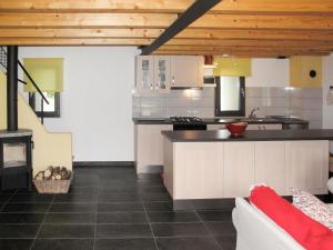 cocina con armarios blancos y suelo negro en Holiday Home Rustico De Leoni by Interhome, en Castro