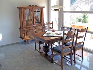 Apartment Willmann by Interhome في إيسينباخ: غرفة طعام مع طاولة وكراسي خشبية
