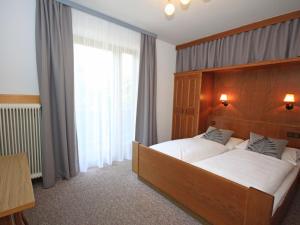 Voodi või voodid majutusasutuse Holiday Home Chalet Alpin by Interhome toas