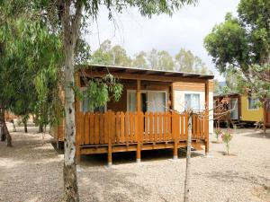 ムラヴェーラにあるHoliday Home 4 Mori- Elegant - MUV107 by Interhomeの庭にポーチのある小さな木造家屋