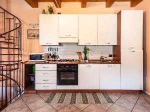 Consiglio di RumoにあるHoliday Home Ribes by Interhomeの白いキャビネットとシンク付きのキッチン