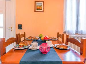 een tafel met borden eten erop bij Holiday Home Ribes by Interhome in Consiglio di Rumo