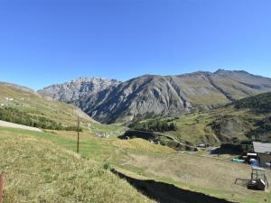 vista su una valle con montagne sullo sfondo di Apartment Trepalle by Interhome a Livigno