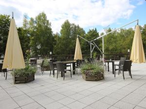 un patio avec des tables, des chaises et des parasols dans l'établissement Apartment Birkenwald-3 by Interhome, à Seefeld in Tirol