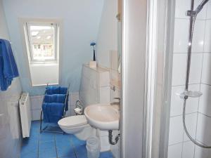 ein Badezimmer mit einem weißen WC und einem Waschbecken in der Unterkunft Apartment Dieboldshof by Interhome in Neuried