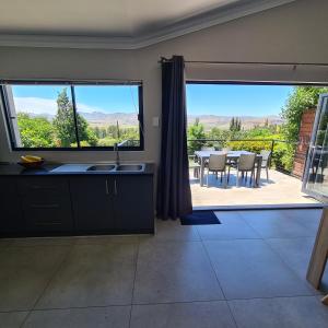 eine Küche mit Blick auf einen Tisch und Stühle in der Unterkunft Clarens Escape (Unit 3) in Clarens